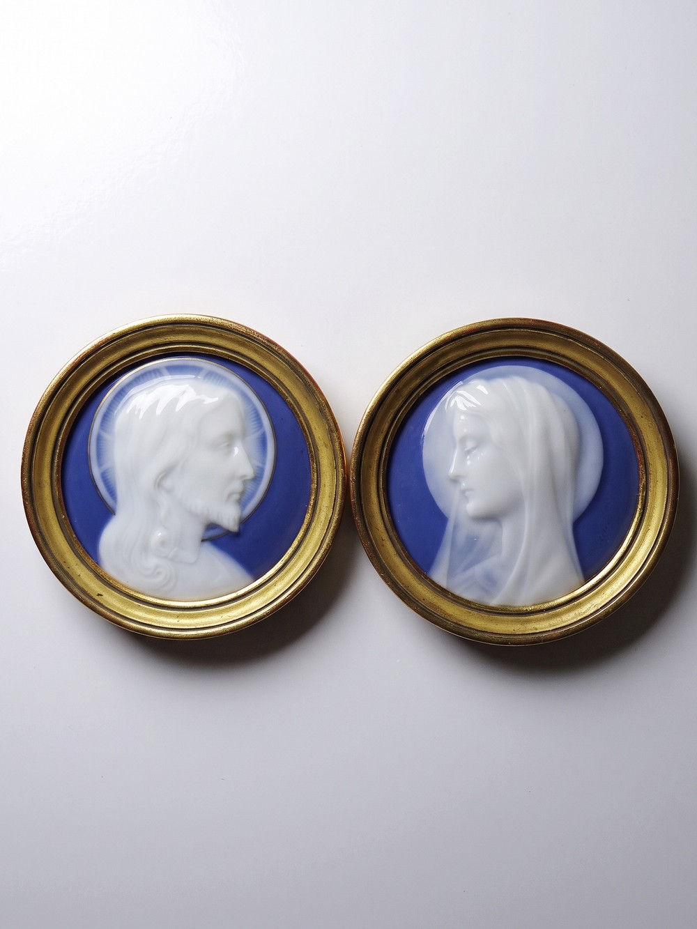 Paire de médaillons religieux en porcelaine de Limoges, vers 1900-1930