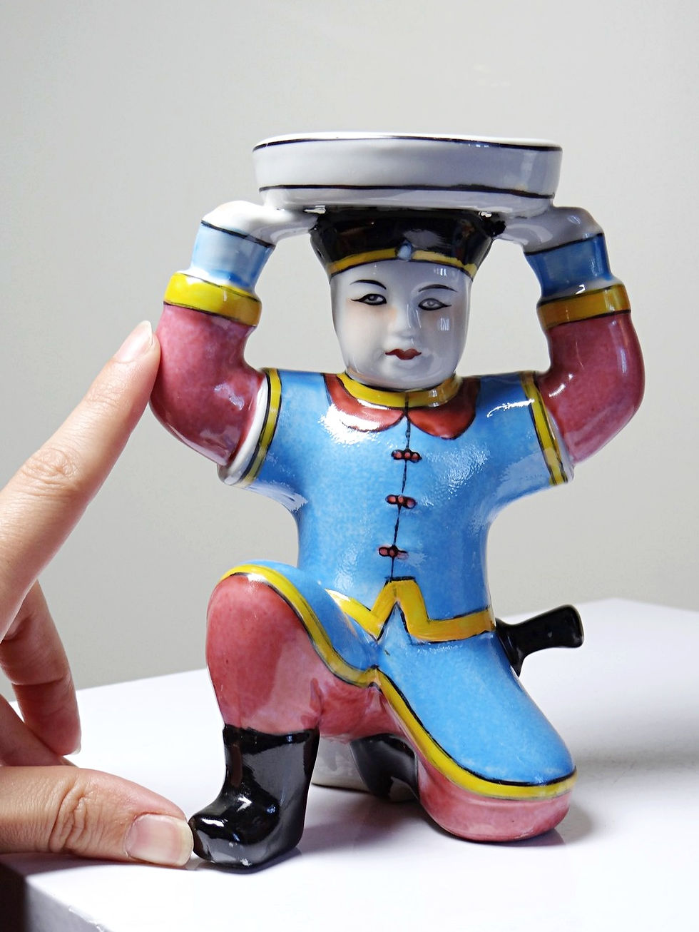 Miniature : Paire de bougeoirs en porcelaine chinoise peinte à la main, années 1950-1970