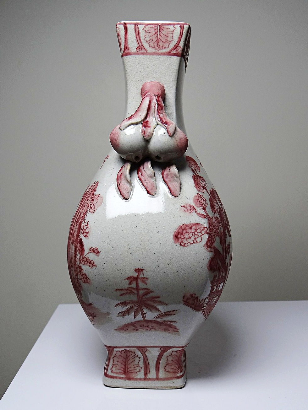 Miniature : Vase balustre chinoiserie rose, poignées pêches, style Staffordshire Angleterre