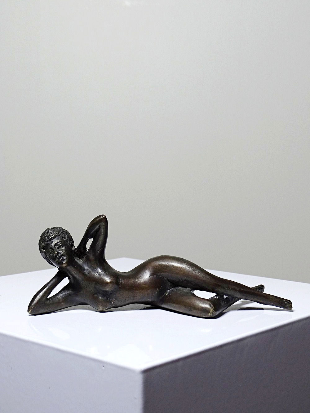 Petit bronze mid-century, petite baigneuse, femme nue allongée