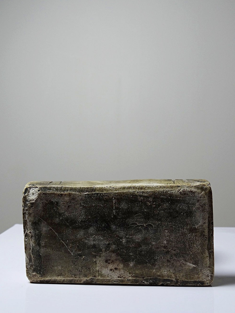 Miniature : Ancien Memento Mori en plâtre, crâne sur livre, curiosité fin XIXe début XXe