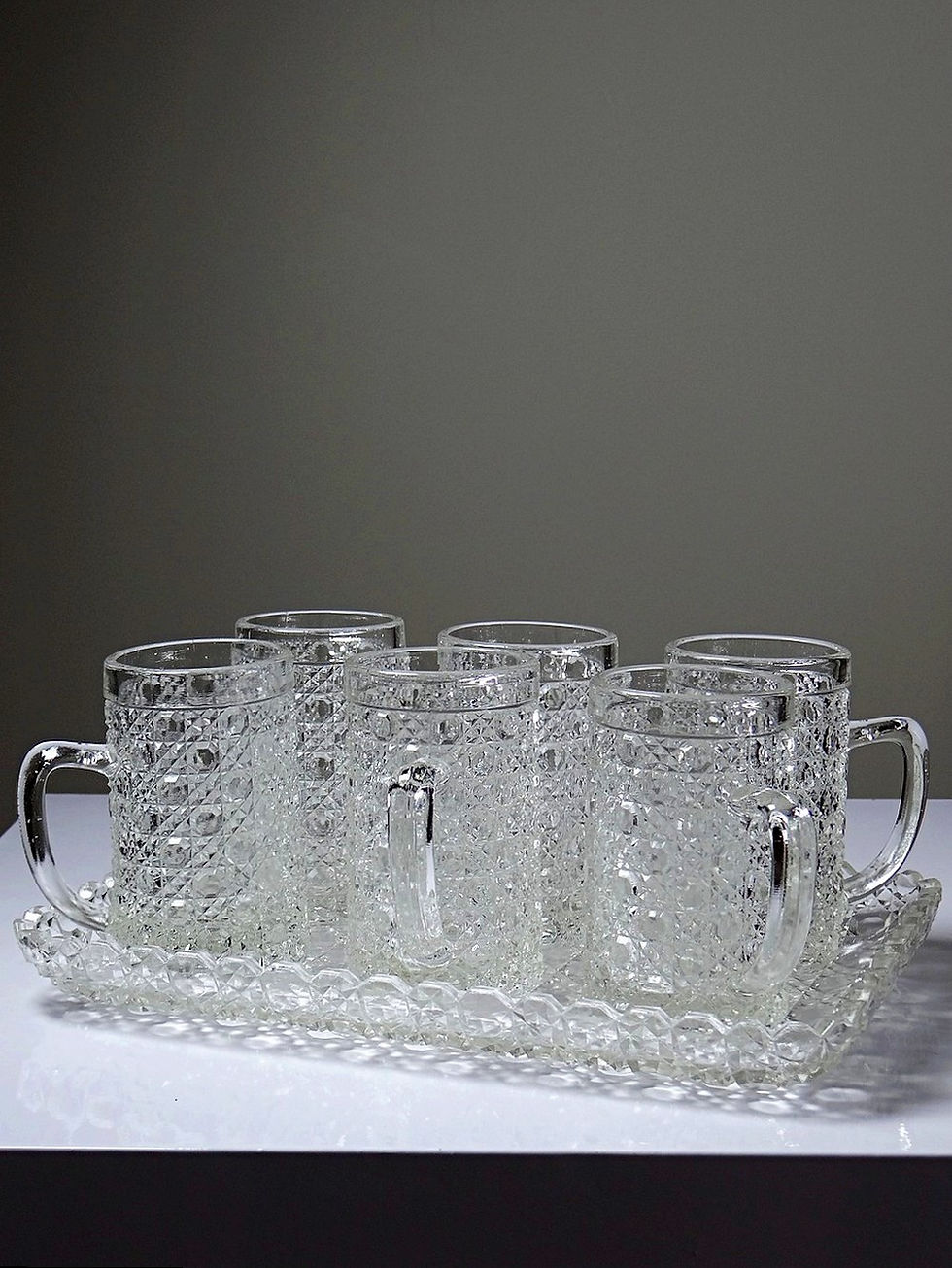 6 Petites chopes & plateau vintages/anciennes en verre pressé style art déco