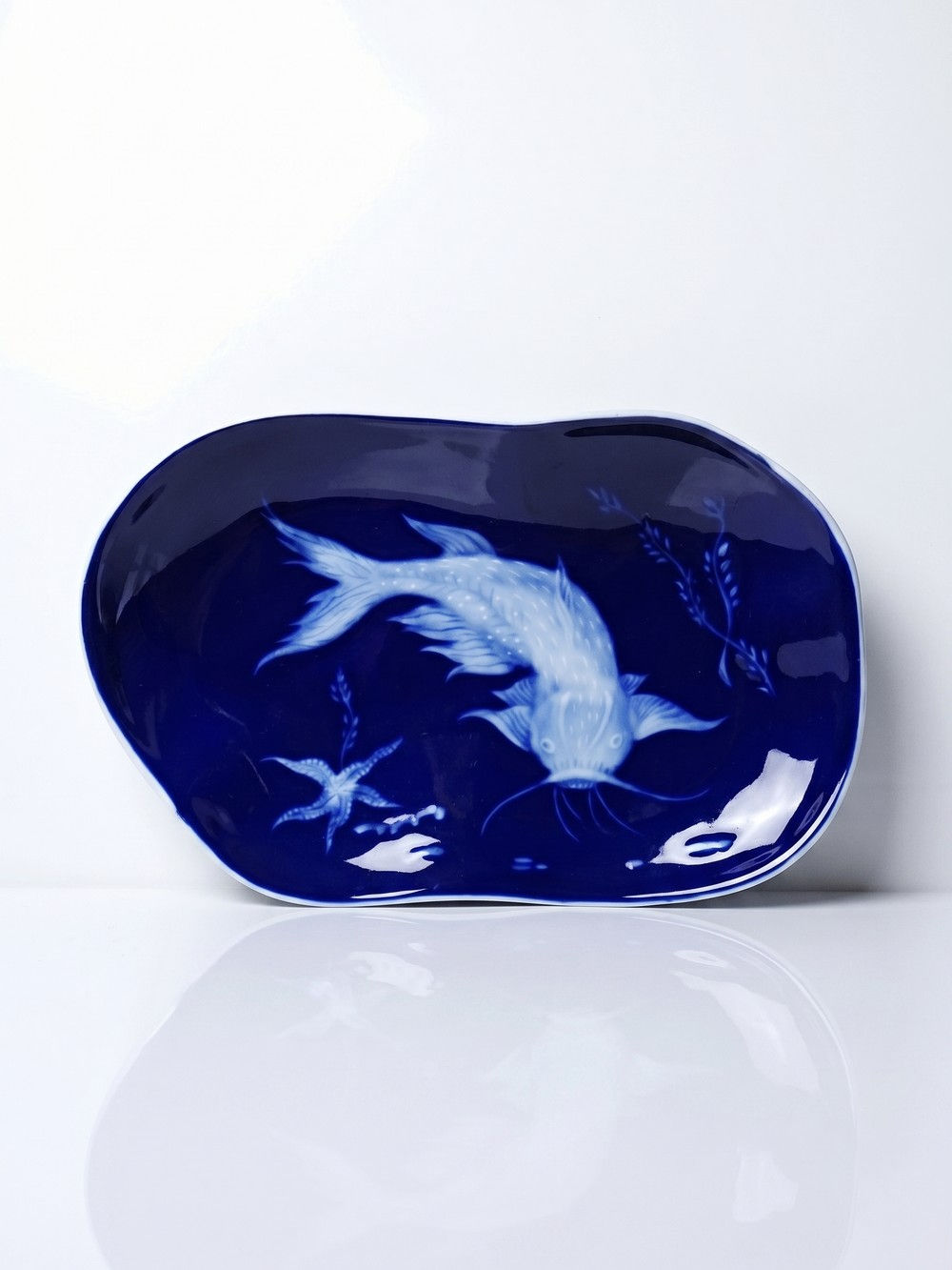 Vide-poche porcelaine émaillée bleu de four Limoges décor poisson japonisant