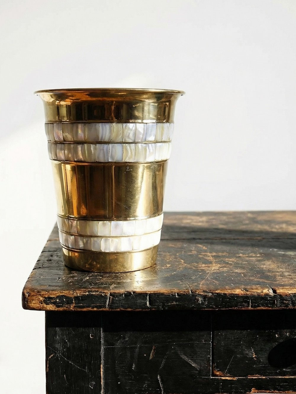 Grand seau à champagne rafraichisseur vintage en laiton doré et nacre