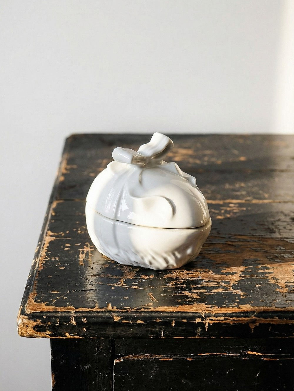 Boite à bijoux ou bonbonnière de Pâques porcelaine blanche Apilco Deshoulières