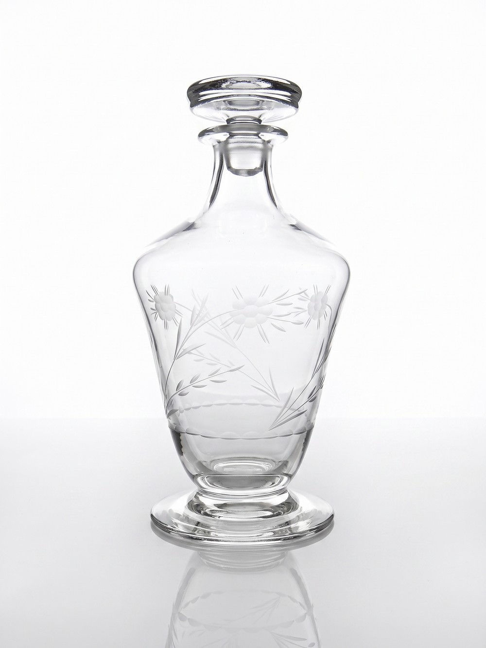Petite carafe à décanter ancienne en cristal de Bohême gravé, début XXe