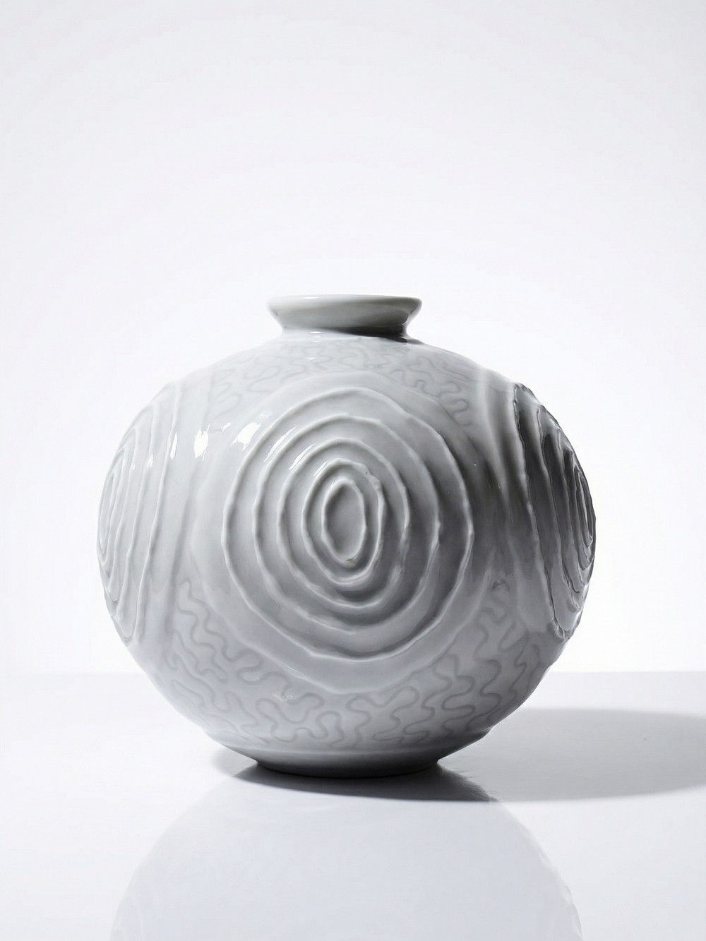 Petit vase boule en porcelaine style Art Déco 1935