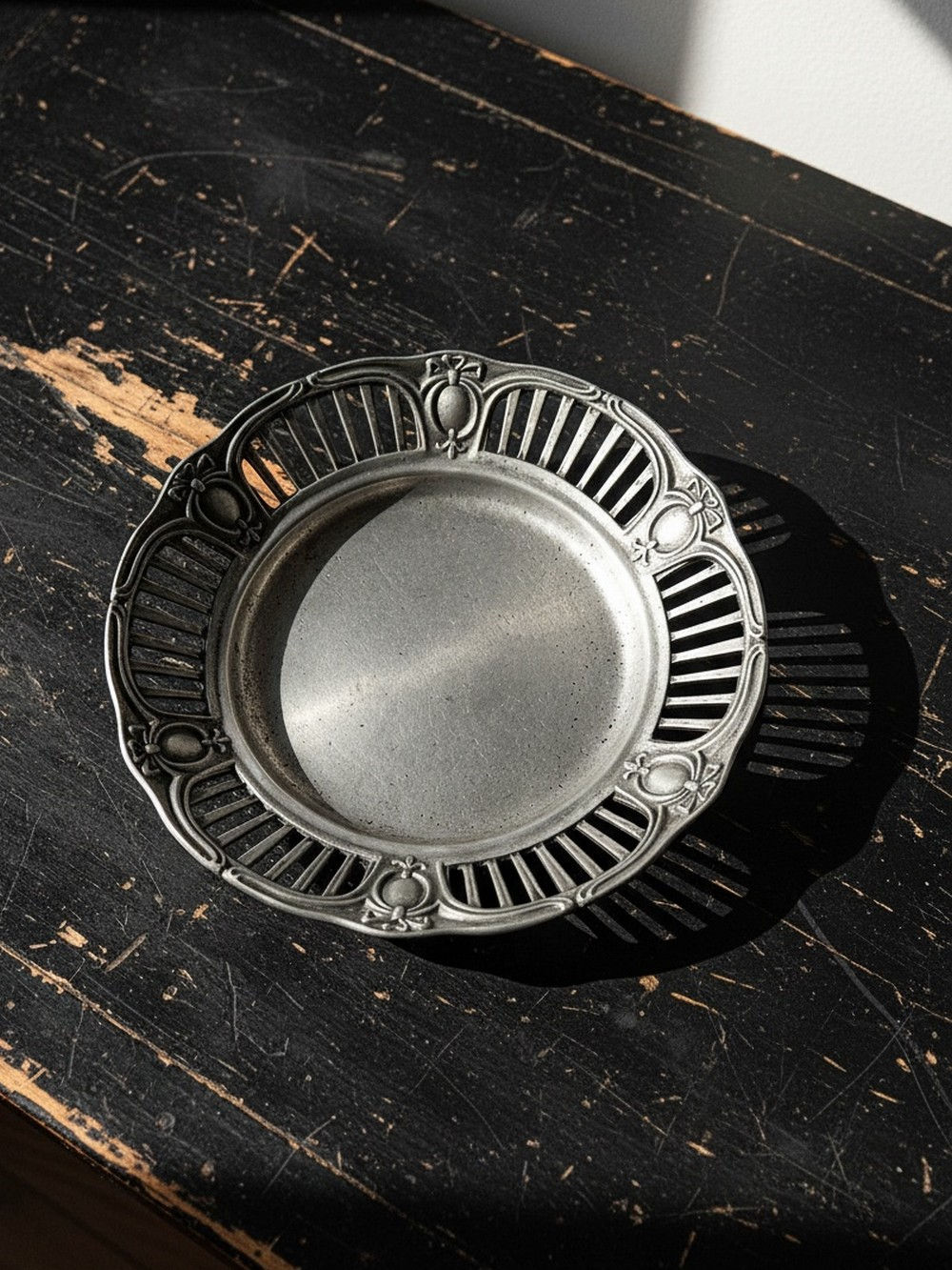 Coupe ou corbeille ajourée rococo en étain vintage années 50-60