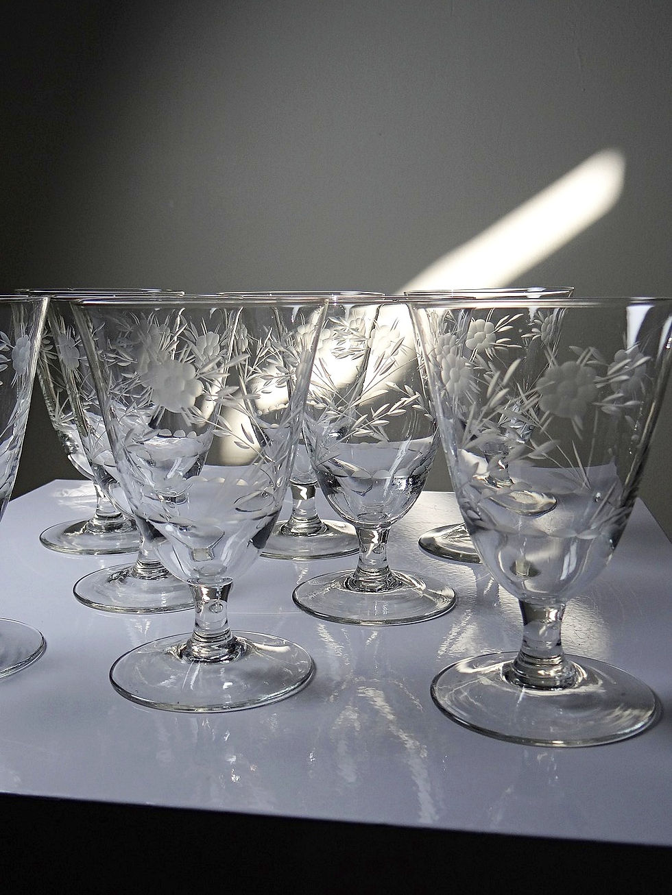 Miniature : 8 verres à vin cristal gravé à la roue décor végétal, Bohême, début XXe
