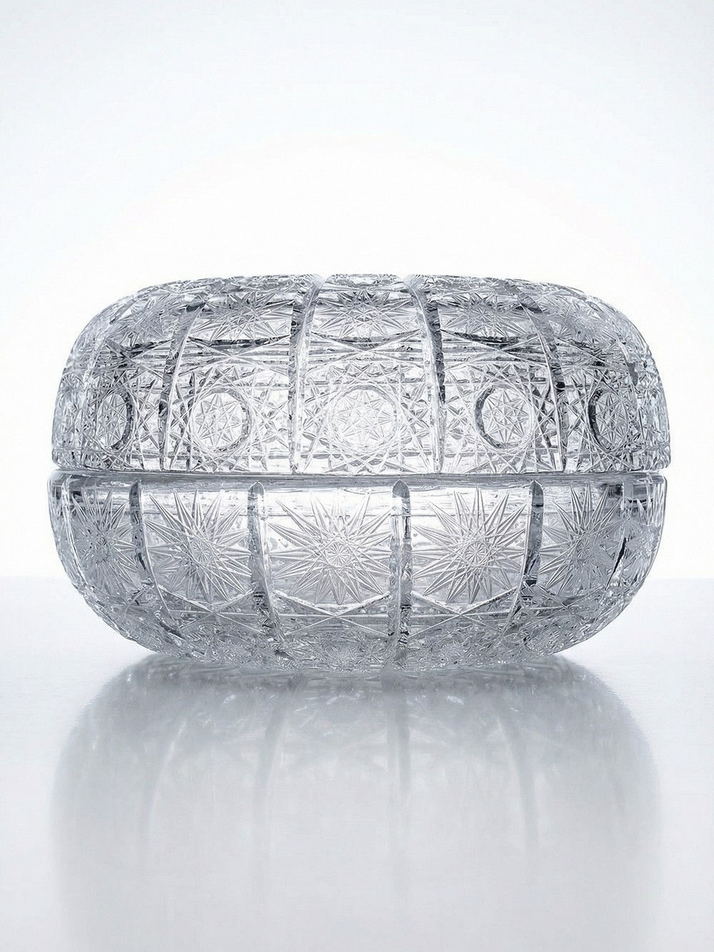 Grosse boite en cristal de Bohème ciselé "Dentelle de la Reine" vintage