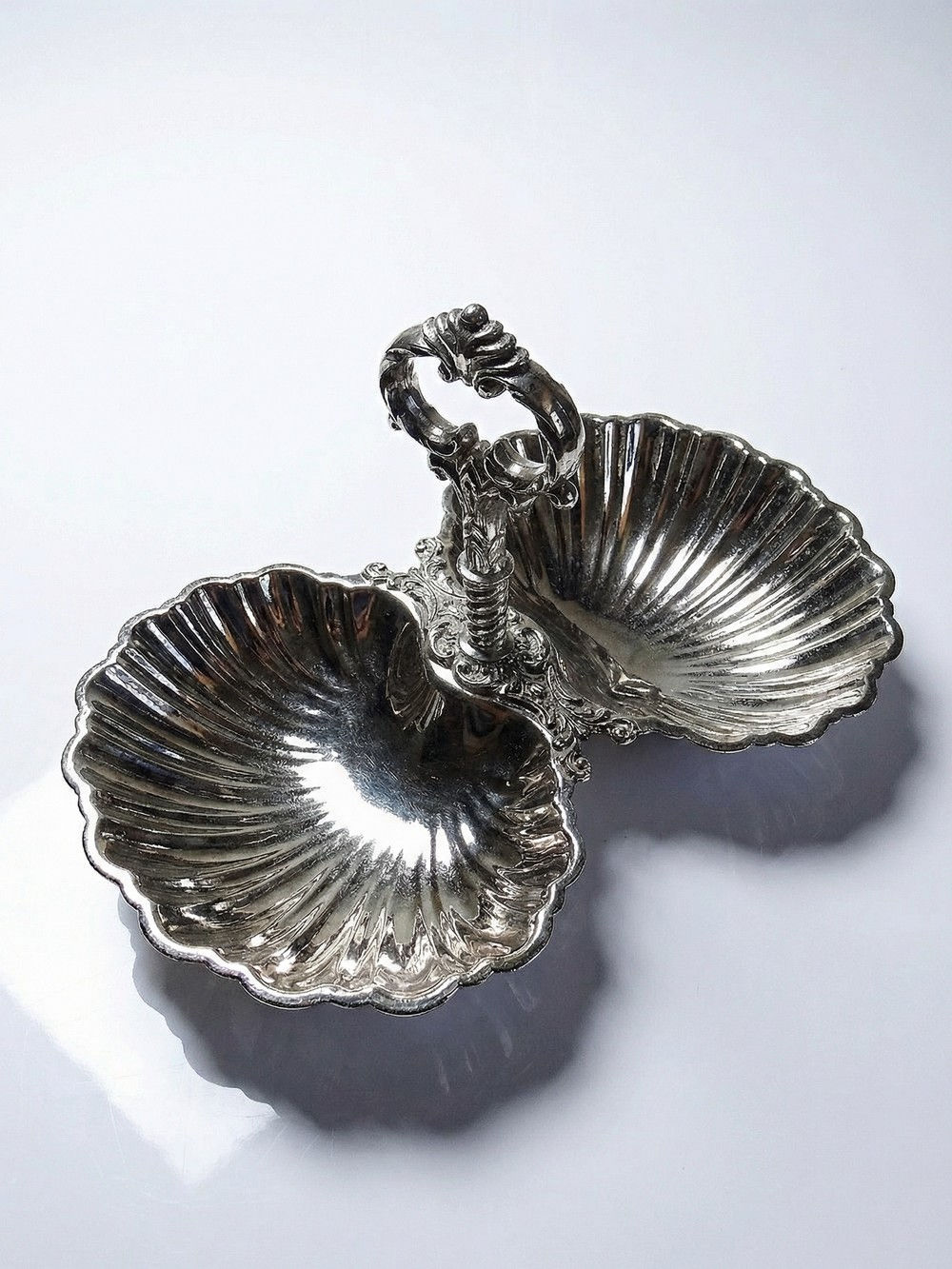 Serviteur double ancien en métal argenté coupe coquilles vintage 50-70