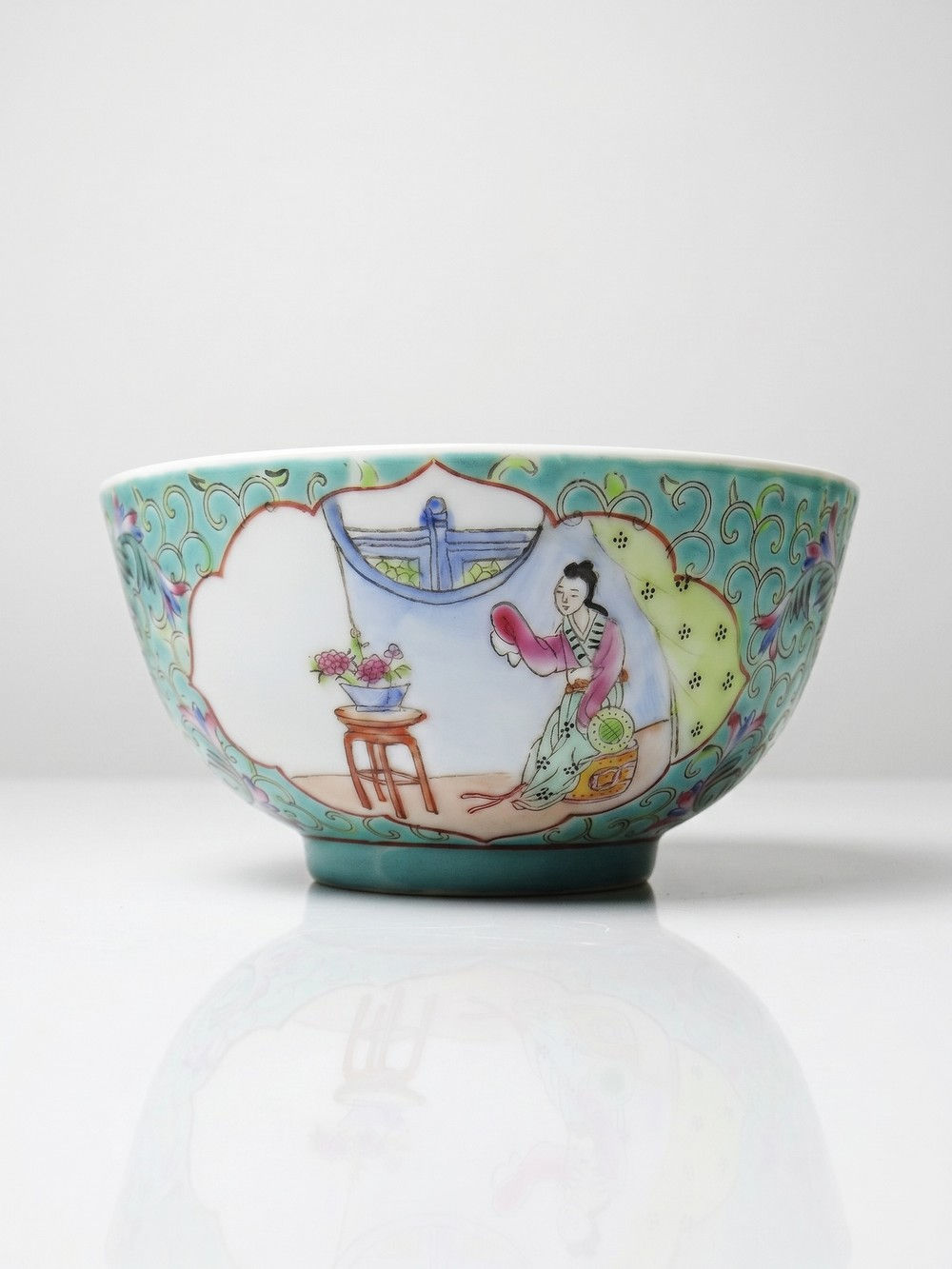 Bol chinois porcelaine fine famille rose de Jingdezhen, décor de dames années 60