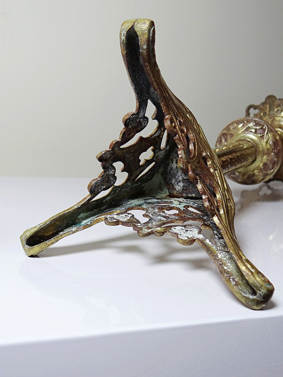 Miniature : Grande paire de piques-cierges anciens en bronze doré, style gothique XIXe