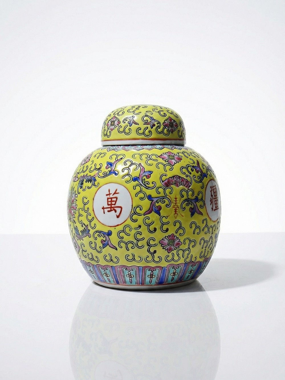 Petit pot à gingembre porcelaine chinoise de Longévité décora jaune vintage