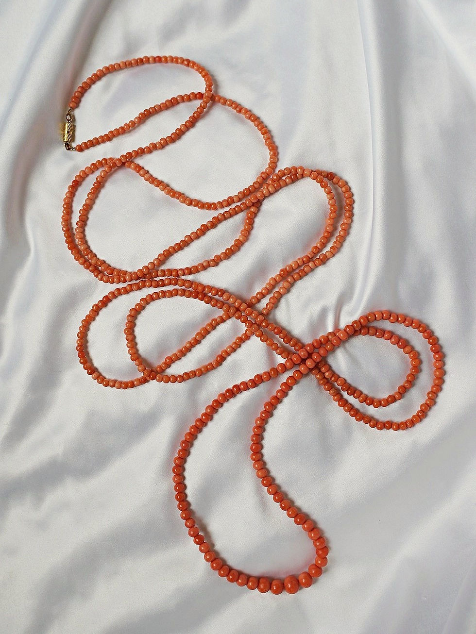 Très long sautoir ancien Art Déco en corail naturel perles en chute 2m