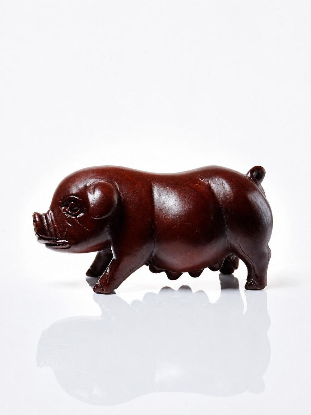 Petit cochon, truie, bois teinté sculpté, artisanat Asiatique vintage XXe