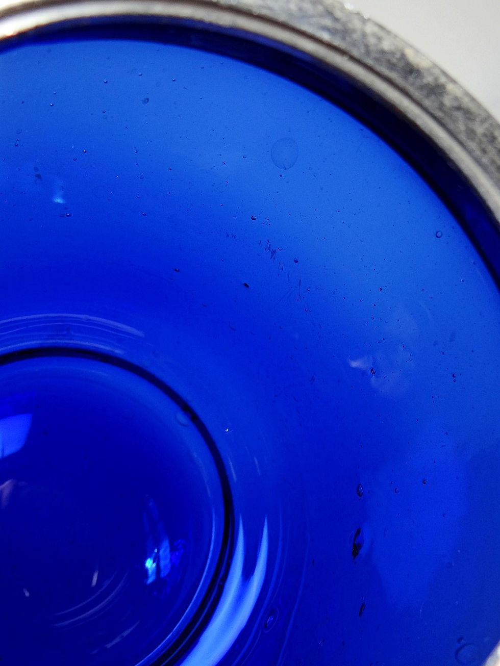 Miniature : Pot à biscuits/bonbonnière ancien, verre bleu cobalt et métal argenté, début XXe