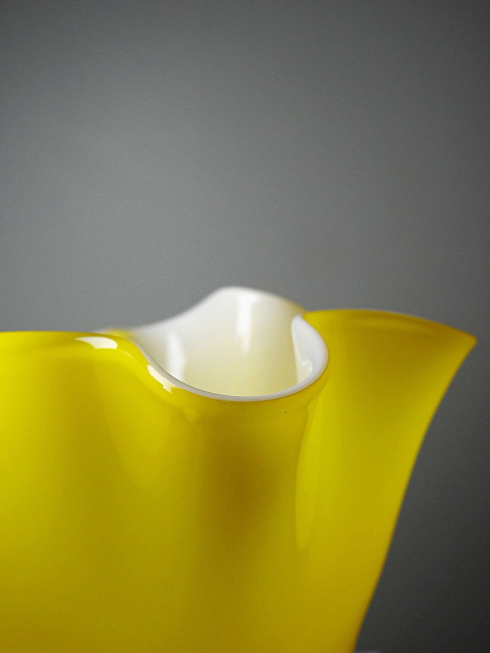 Miniature : Vase Fazzoletto en verre soufflé italien, opaline doublée jaune, Murano 1960-70