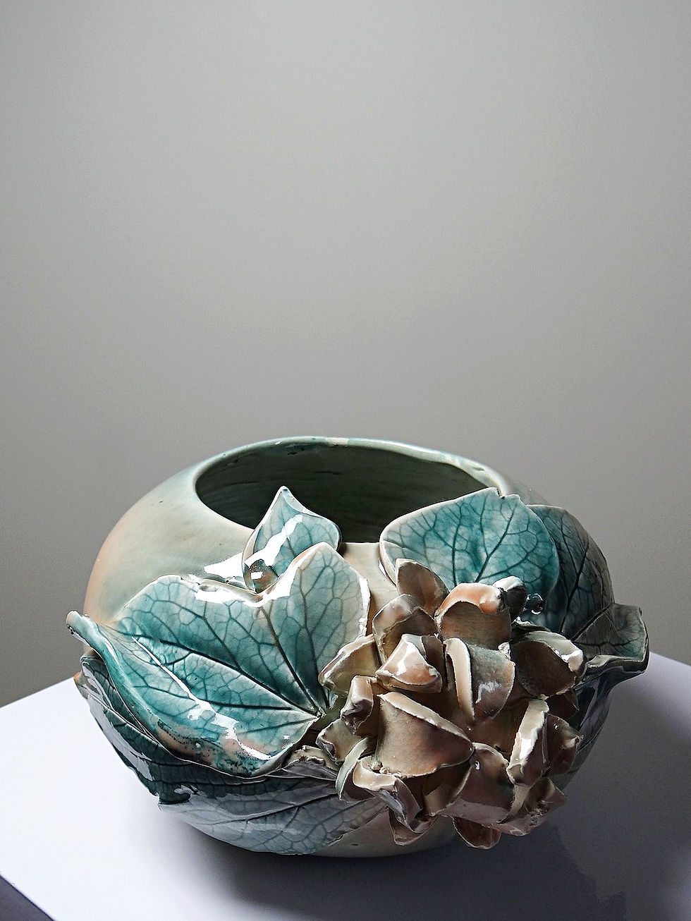 Miniature : Vase boule décor relief floral en céramique artisanale signé Dina vintage
