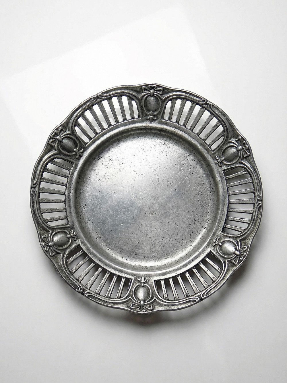 Coupe ou corbeille ajourée rococo en étain vintage années 50-60