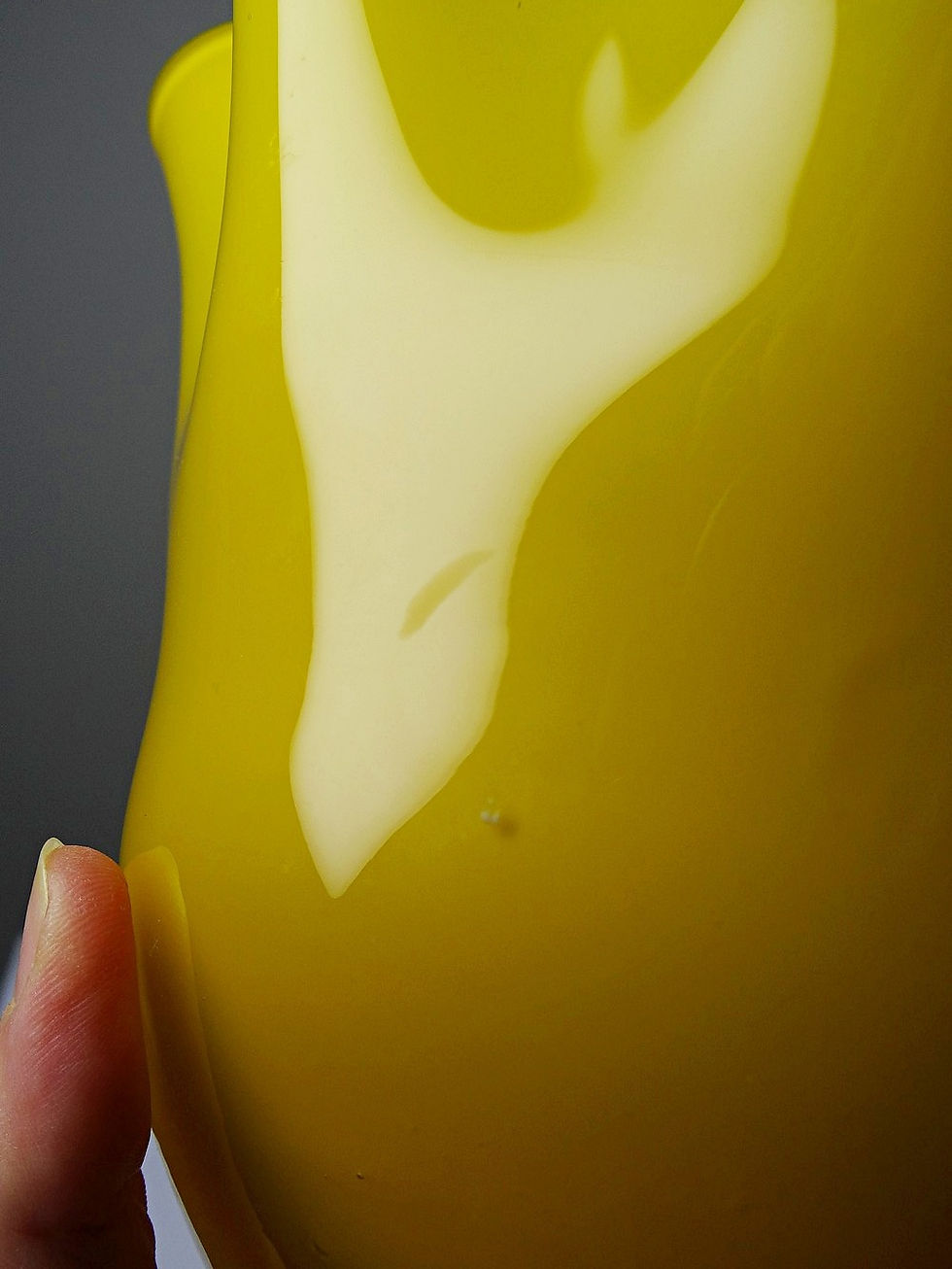 Miniature : Vase Fazzoletto en verre soufflé italien, opaline doublée jaune, Murano 1960-70