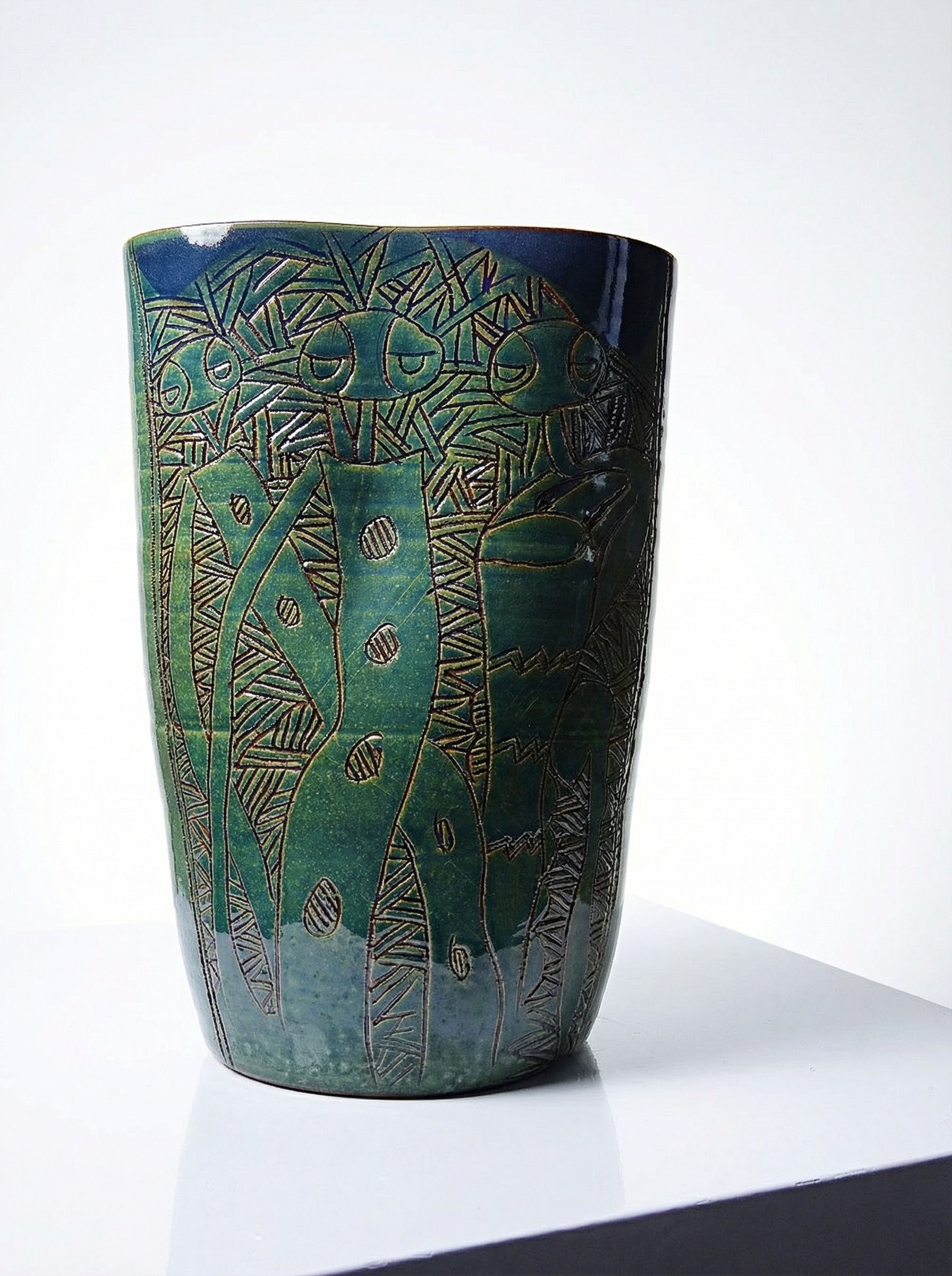 Vase de poterie artisanale vintage bleu vert à décor tribal incisé Eseka Poterie