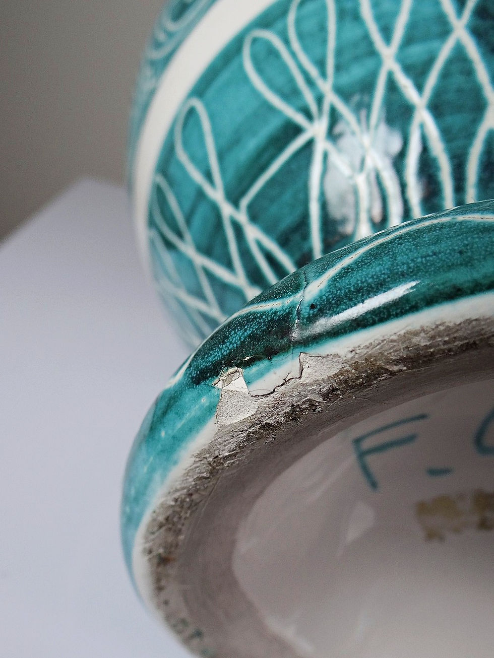 Miniature : Grand vase balustre vintage en céramique turquoise à décor incisé