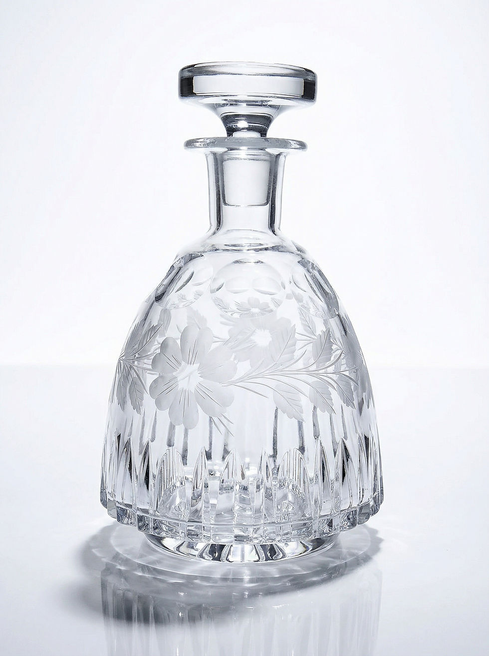 Miniature : Carafe ancienne en cristal taillé et ciselé à décor floral, Bohême, XIX-XXe