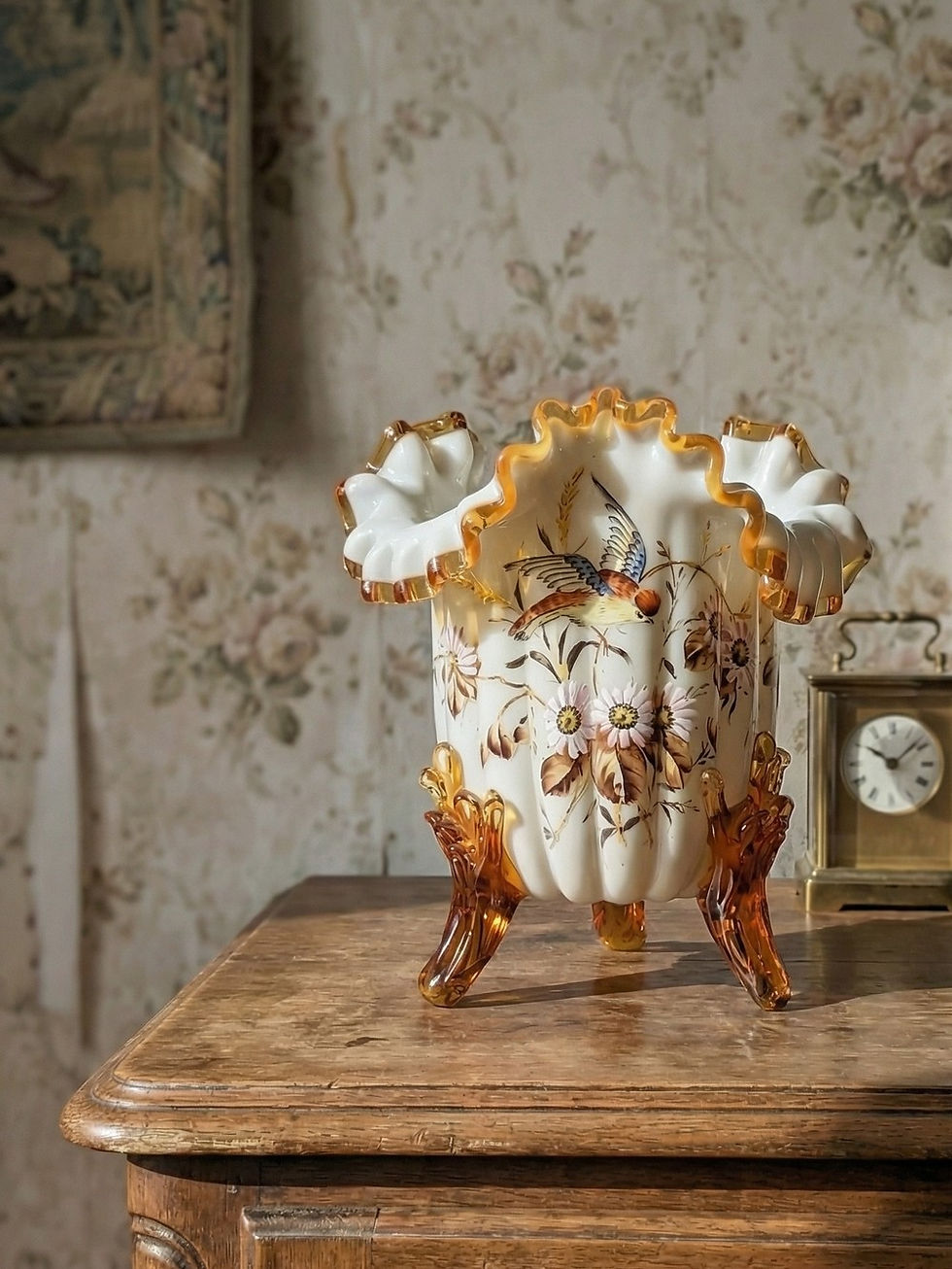 Vase ancien tripode opaline émaillé XIXe-XXe style Victorien