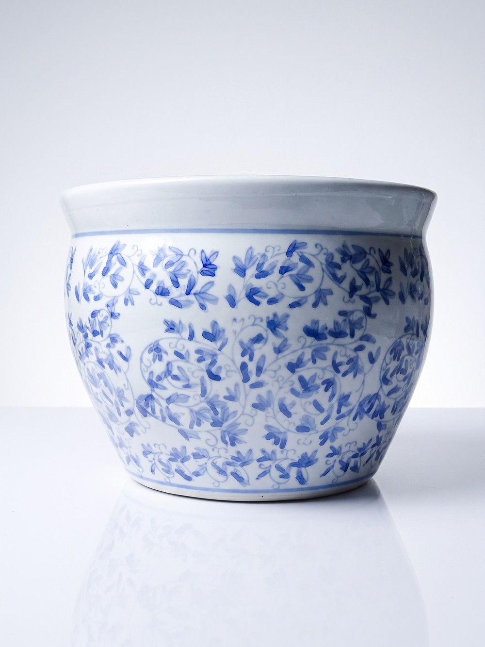 Cache-pot chinois vintage en porcelaine bleu et blanc à décor vegetal