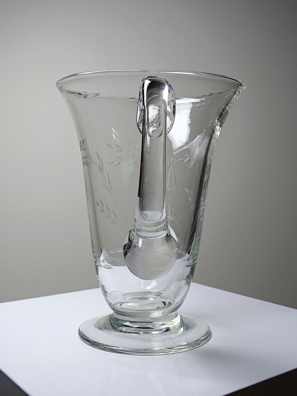Miniature : Pichet ancien en verre gravé à la roue décor végétal, Bohême, début XXe sièc