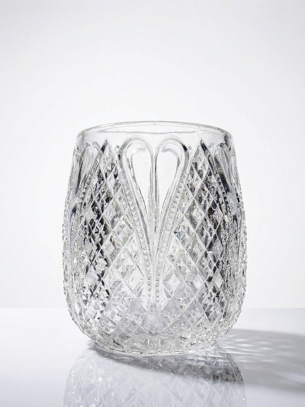 Vase en cristal moulé taillé ancien, décor pointes de diamant, années 1920-1940