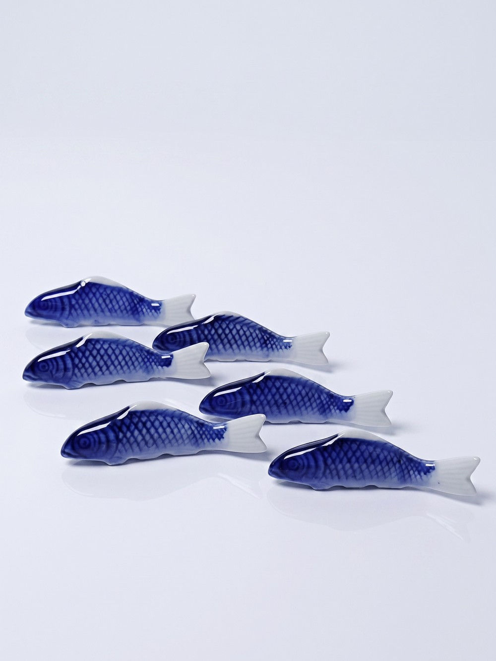6 porte-baguettes/couteaux carpes koï en porcelaine, Chine, années 1960-1980