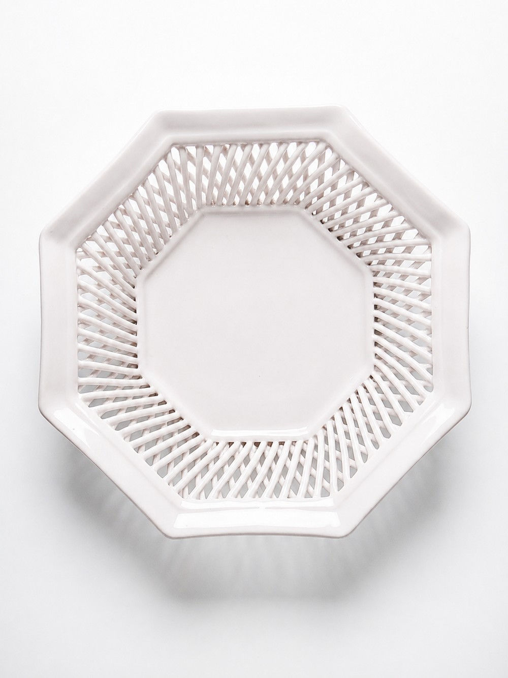 Coupe octogonale porcelaine rose pâle tressée, vers 1950