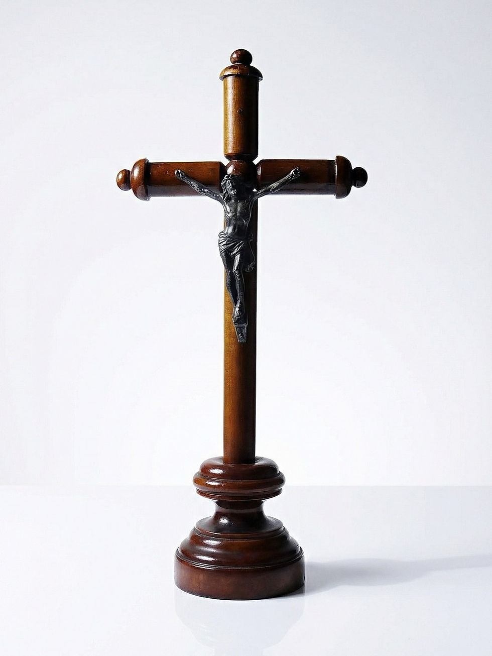 Miniature : Crucifix d'autel à poser ancien en bois tourné Christ en métal argenté