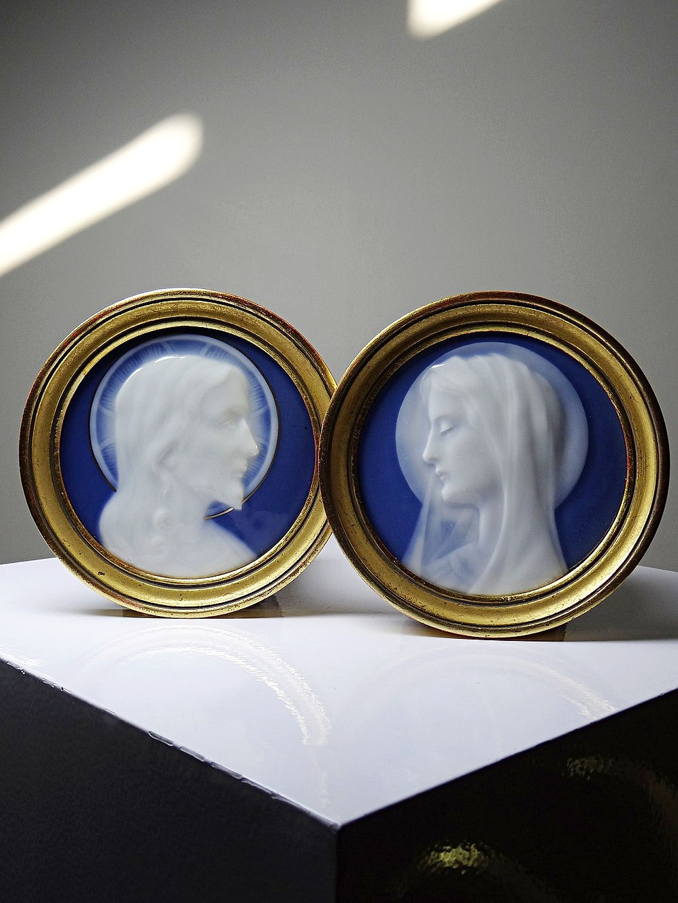 Miniature : Paire de médaillons religieux en porcelaine de Limoges, vers 1900-1930