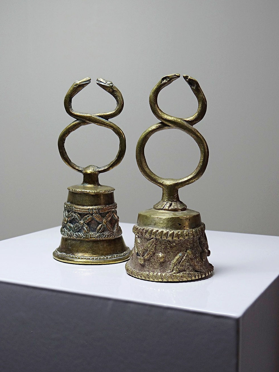 Duo de cloches Bamoun, Cameroun, Afrique, en bronze doré artisanat vintage