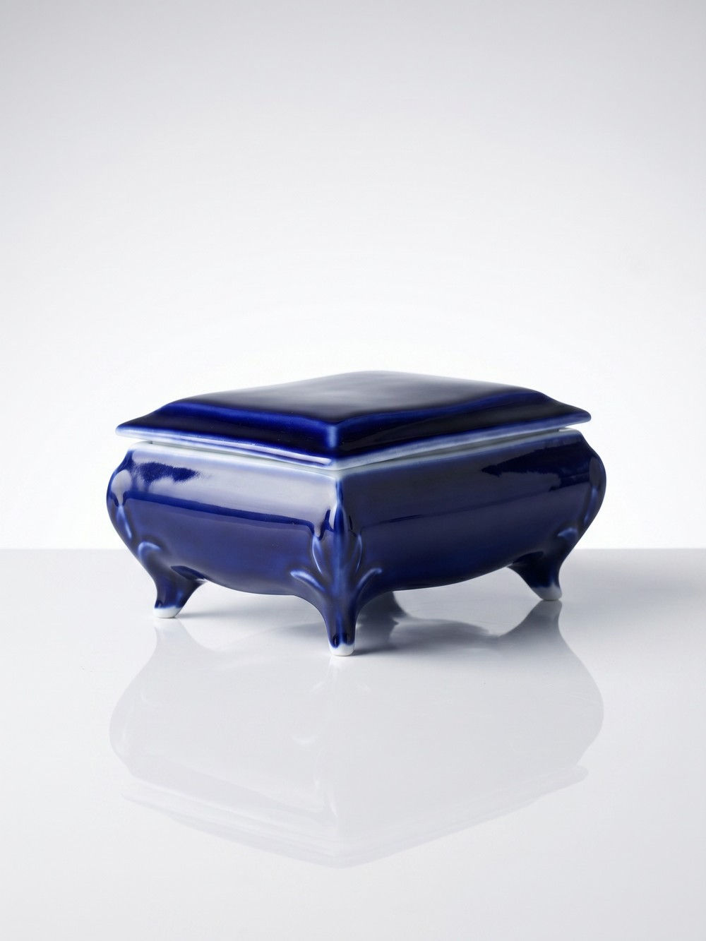 Petite boîte à bijoux vintage en porcelaine de Limoges bleu de four