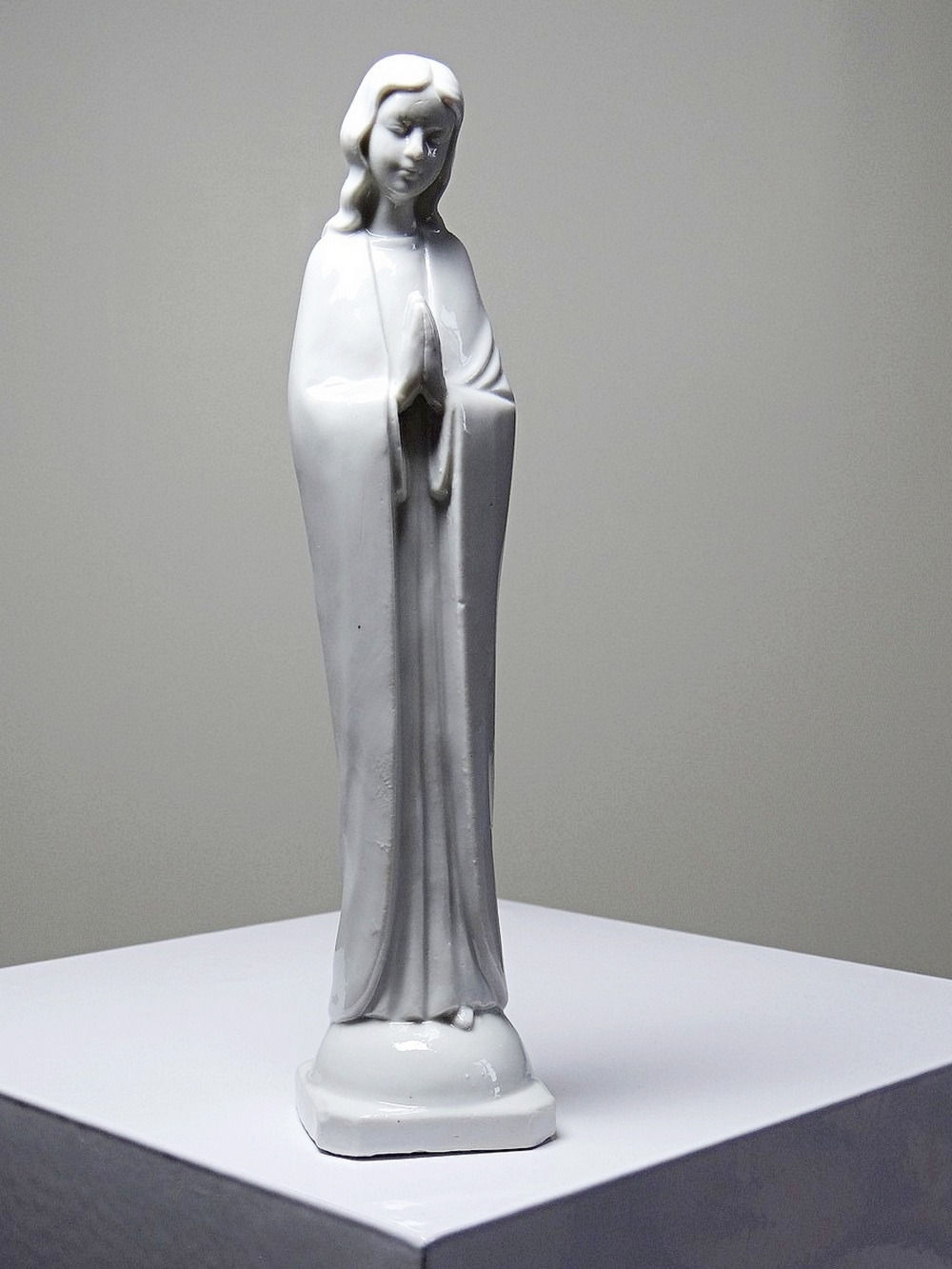Petite vierge en biscuit de porcelaine blanche vernis vintage style art déco