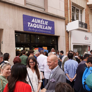 La permanence d'Aurélie Taquillain a été inaugurée le 5 juillet en présence de Gabriel Attal (ancien Premier ministre), Manuel Aeschlimann (maire LR d'Asnières-sur-Seine), Prisca Thevenot (ancienne ministre), Constance Le Grip (députée des Hauts-de-Seine), témoignant d'un large rassemblement de la droite et du centre pour soutenir cette dynamique locale. De nombreux habitants étaient également présents.