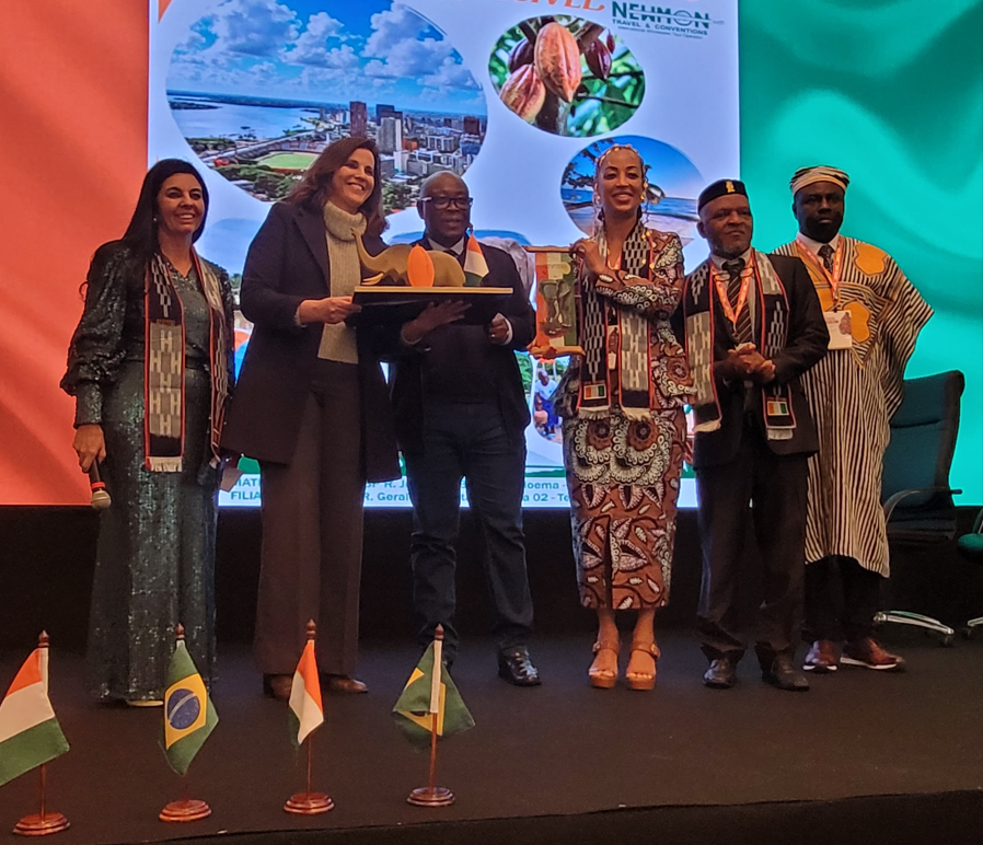 A jornalista, Márcia Santos, a secretária de Turismo de SP, Ana Biselli, o embaixador Diamouténé Alassane Zié, Jennifer Curcio, Noël-Hubert Mekan - Foto: Raphaela Cunha