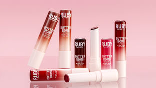 Ruby Kisses lança gloss em bastão 3 em 1 com efeito hidratante