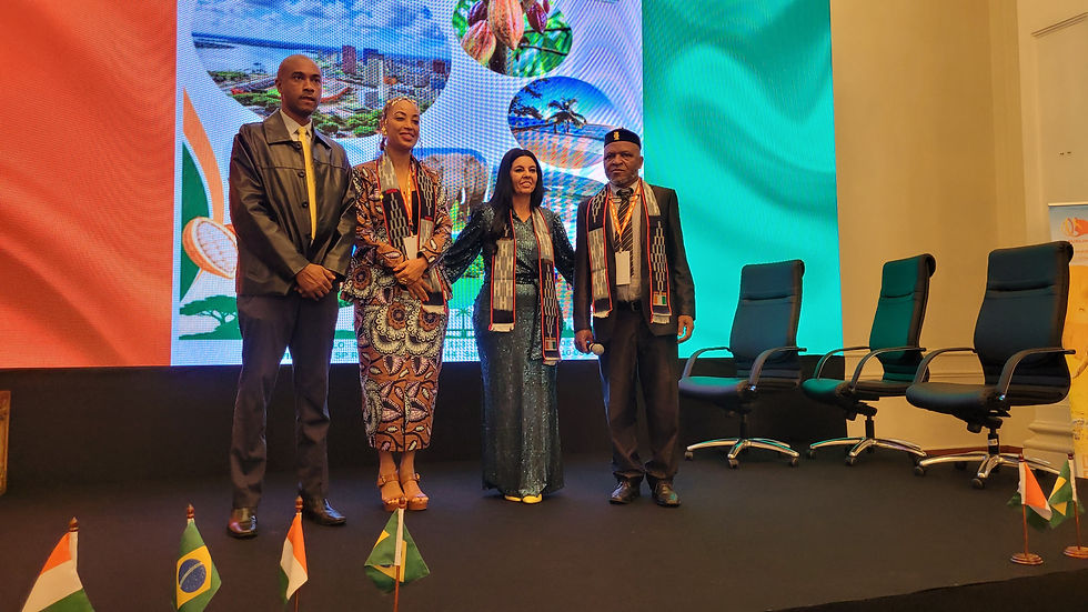 A jornalista, Márcia Santos, a Secretaria de Turismo de SP, Ana Biselli, o embaixador Diamouténé Alassane Zié, Jennifer Curcio, Noël-Hubert Mekan - Foto: Raphaela Cunha
