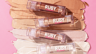 Ruby Kisses lança iluminador líquido vegano de longa duração