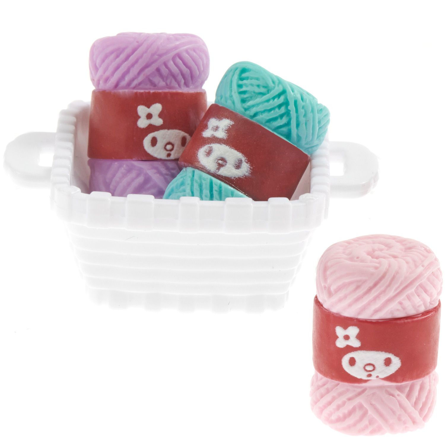 Miniature basket with wool