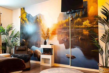 Großzügige Wellness-Suite mit Whirlpool und gemütlicher Beleuchtung.