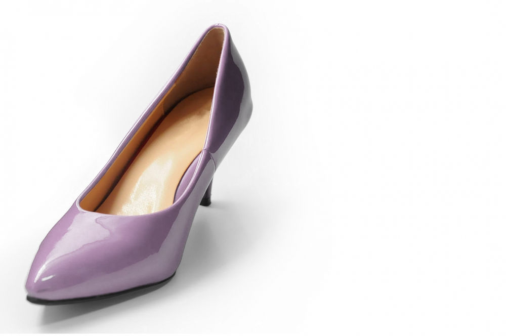 パンプスについた血の落とし方を解説｜素材別の対処法と靴擦れを防ぐポイント