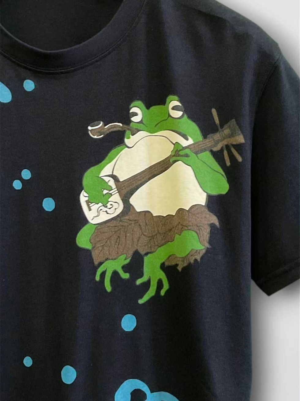 サムネイル： ○参丸一 ST-89006 -8 サンマルイチ『週末三味線親父カエル』半袖Tシャツ