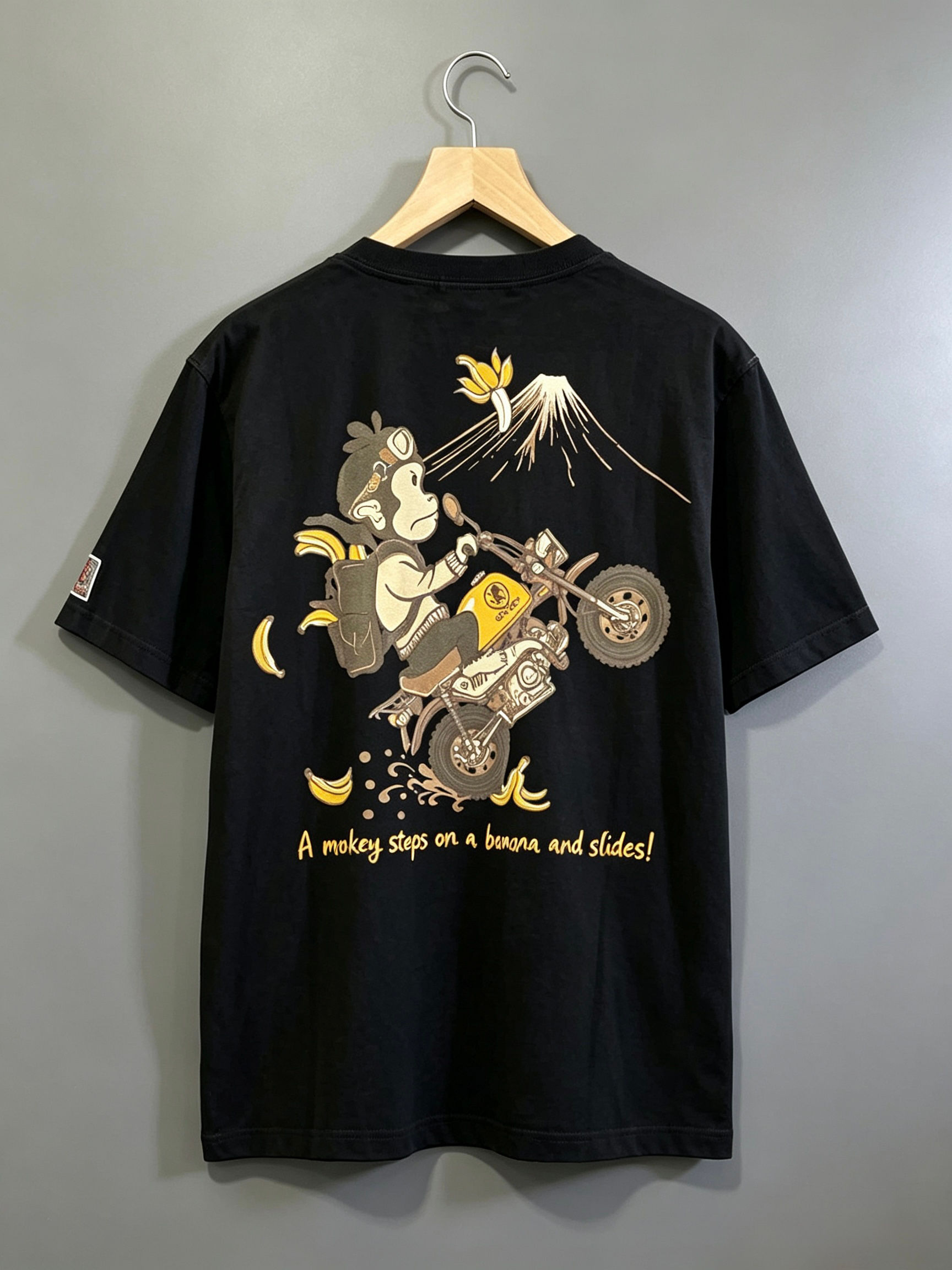 悟空本舗LG-59902 -80 GO-COO!!!『猿がバナナを踏んで滑る』半袖 Ｔシャツ