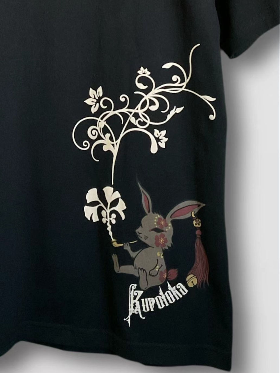 縮圖：黒菟華 AL-759010 #22『月光の菟』刺繍プリント半袖Tシャツ